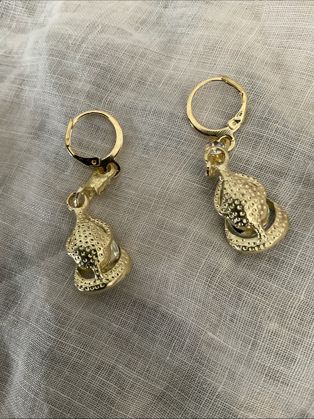BRAND NEW GOLD PLATED SEAGRASS AND ZIRCONIA TEARDROP EARRINGS. - Picture 3 of 6